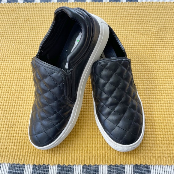 STEVE MADDEN ECENTRCQ BLACK QUILTED FAUX LEATHER SLIP ON SNEAKER - Picture 6 of 12